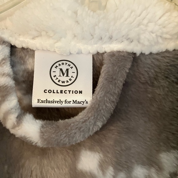 Martha Stewart Collection Plush Robe, One Size, gray w/ white snowflakes - Picture 3 of 10